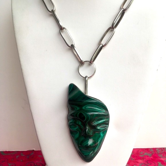 VNTG carved Malachite mask with 26" handmade chain - Picture 3 of 12